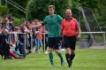 Schiedsrichter Udo Fritzsch und Tim Bächer (1. FC Waldstein)